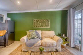 Hampton Collection - Trendy 2 Sleeper Apartment with Pool